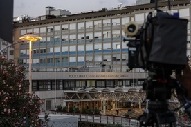 Papież dobrze zniósł zabieg chirurgiczny w ogólnym znieczuleniu