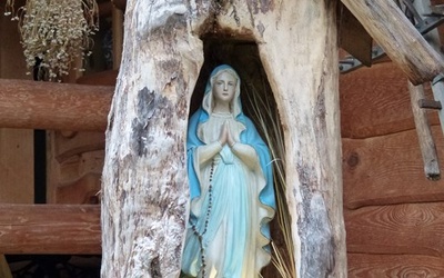 Uszew. Maryja w ogrodzie