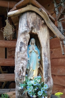 Uszew. Maryja w ogrodzie