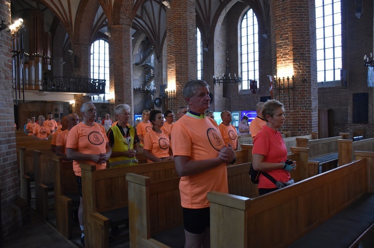 Pielgrzymi na rowerach w trasie na Jasną Górę