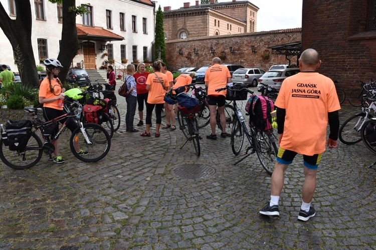 Pielgrzymi na rowerach w trasie na Jasną Górę