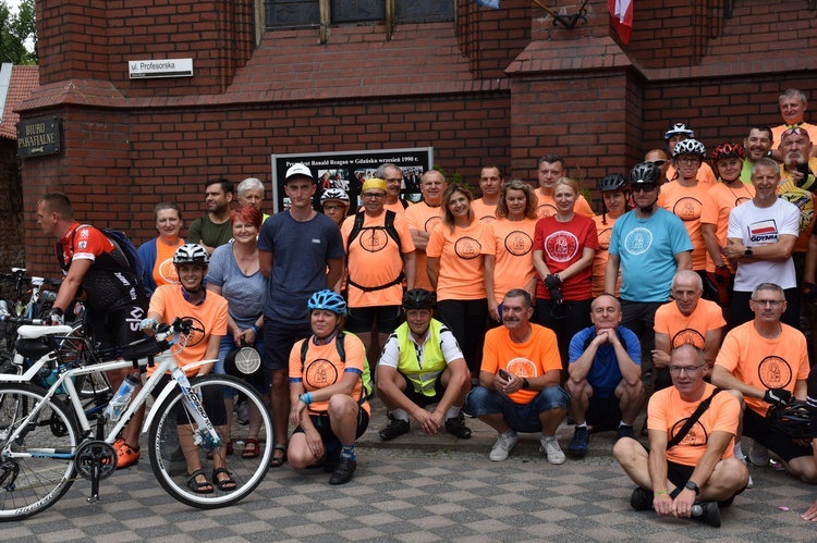 Pielgrzymi na rowerach w trasie na Jasną Górę