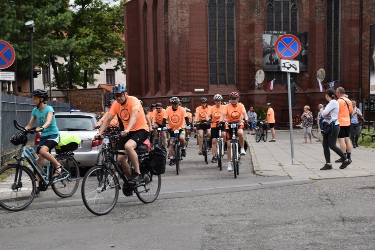 Pielgrzymi na rowerach w trasie na Jasną Górę