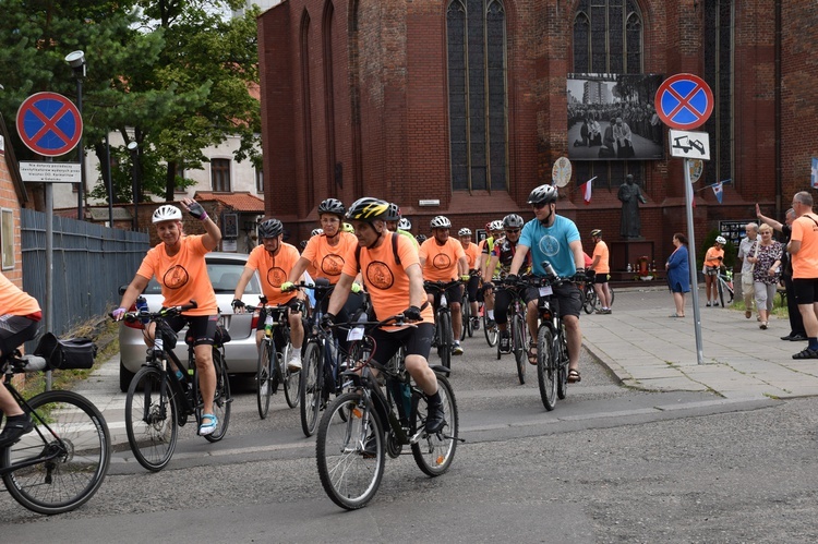 Pielgrzymi na rowerach w trasie na Jasną Górę