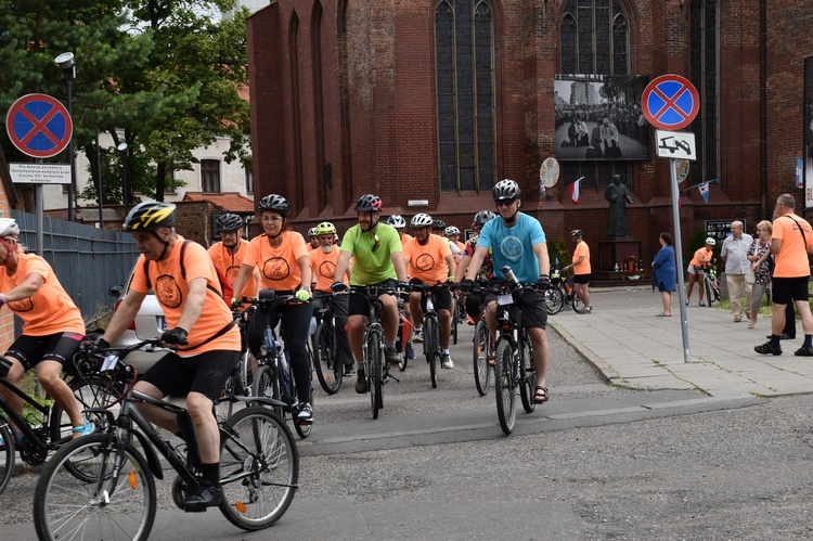 Pielgrzymi na rowerach w trasie na Jasną Górę