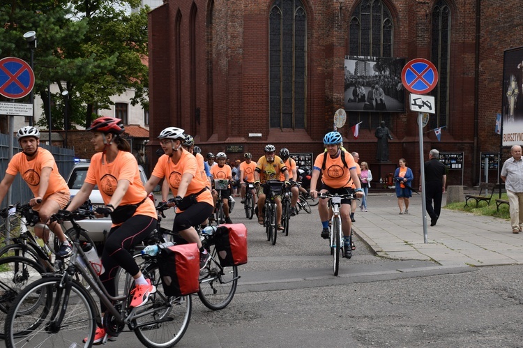 Pielgrzymi na rowerach w trasie na Jasną Górę