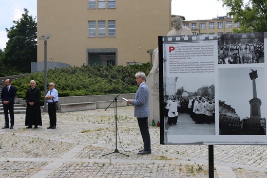 Katowice. Wystawa plenerowa poświęcona kard. S. Wyszyńskiemu