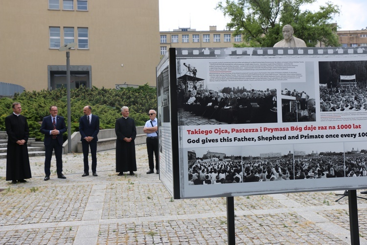 Katowice. Wystawa plenerowa poświęcona kard. S. Wyszyńskiemu