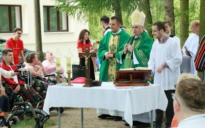  Bp Adam Bab odwiedził uczestników wczasorekolekcji w Dąbrowicy.