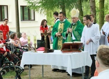  Bp Adam Bab odwiedził uczestników wczasorekolekcji w Dąbrowicy.