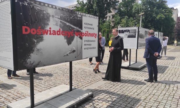 Katowice. Otwarto wystawę czarno-białych fotografii z pożegnania prymasa Stefana Wyszyńskiego [ZDJĘCIA]