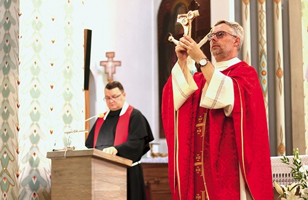 Relikwiarz do świątyni wniósł o. Tomasz Ryłko, proboszcz.