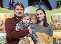 ◄	Świat zabawek stał się rodzinną pasją. Córka pani Marii – Urszula i jej mąż Piotr również złapali zabawkowego bakcyla. Rośnie też już kolejne pokolenie – wnuczka Lidka. Natomiast starsza córka Anna z mężem prowadzą filię muzeum w Krynicy- -Zdroju.