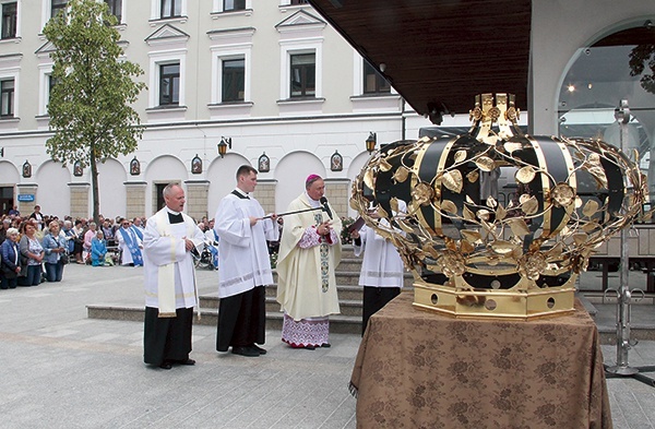 ▲	– Jeśli miłość do Chrystusa w Eucharystii jest potężna, to nikt  i nic nie utrudni nam dostępu do Mszy św. – mówił ordynariusz tarnowski.