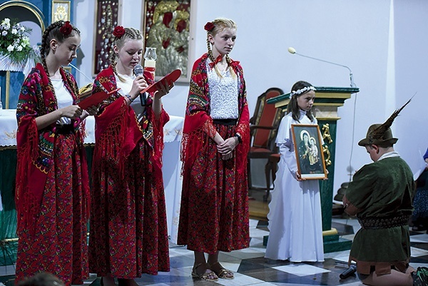 ▲	Legendę o wizerunku Maryi przedstawiły dzieci w scence.