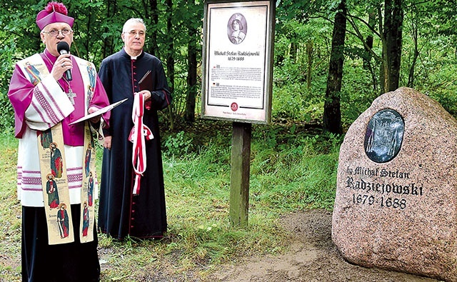 	Odsłonięcia głazu upamiętniającego bp. Michała Radziejowskiego dokonał fundator ks. kan. Andrzej Lesiński wraz z abp. Józefem Górzyńskim.
