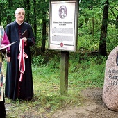 	Odsłonięcia głazu upamiętniającego bp. Michała Radziejowskiego dokonał fundator ks. kan. Andrzej Lesiński wraz z abp. Józefem Górzyńskim.