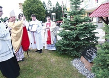 ▼	Po Mszy św. bp Leszek Leszkiewicz poświęcił tablicę pamiątkową przed remizą.