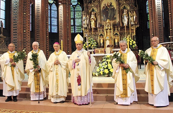 Księża jubilaci z biskupami Janem Kopcem i Janem Wieczorkiem.