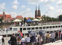 ▼	Ks. Jan Kleszcz podkreślił, że marynarze w dniu swojego święta chcą przynosić przeszłość, osiągnięcia, trudy i doświadczenia, które wymagają ciągłych inwestycji. – Chcemy mówić o nadziejach, o przyszłości. Chcemy cieszyć się naszym „razem” – spuentował.