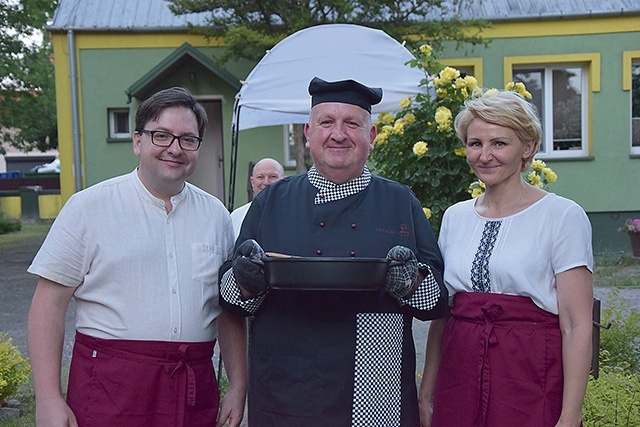 Ksiądz Grzegorz Gołąb wraz z Ewą i Konradem Zakrzewskimi zadbali o niezwykły klimat.