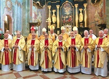 	Pamiątkowe zdjęcie jubilatów świętujących pół wieku kapłaństwa.