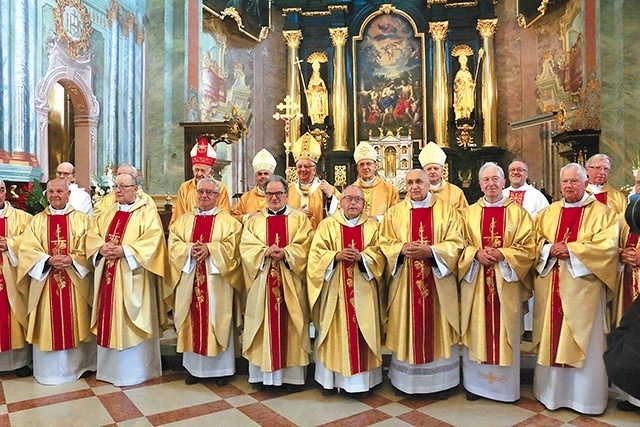 	Pamiątkowe zdjęcie jubilatów świętujących pół wieku kapłaństwa.