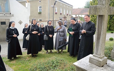 	Po Mszy św. zakonnice modliły się przy grobie księdza proboszcza Antoniego Hoffmanna.