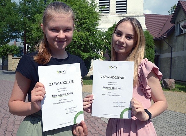 	Uczennice pokazują dyplomy, które potwierdzają, że zostały posłankami.