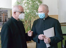 	Ustępujący ks. Jarosław Wojtkun (z lewej) i jego następca.