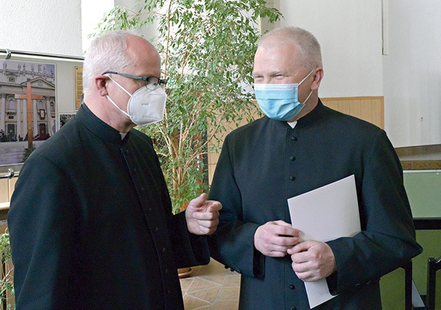 	Ustępujący ks. Jarosław Wojtkun (z lewej) i jego następca.