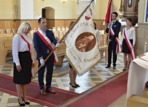 	Podczas Eucharystii w świątyni obecny był sztandar szkolny.