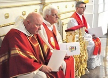▲	Od lewej: ks. Grzegorz Cyran, o. Witold Kuźma OFM Conv i ks. Grzegorz Słapek.