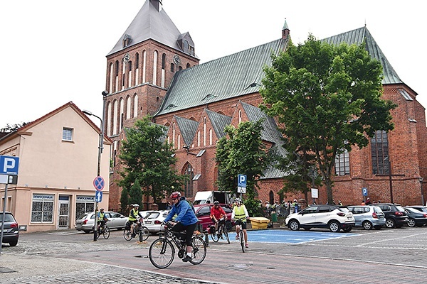 Start przy koszalińskiej katedrze. Uczestnicy przemierzają trasę w małych, kilkuosobowym grupach.