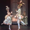 Poprzez prezentację oryginalnych choreografii z I poł. XVIII w. spektakl pokazuje, jaki repertuar mógł być wykonywany w operalni Branickich.