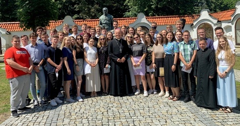 Wspólne zdjęcie uczestników rekolekcji z biskupem ordynariuszem.
