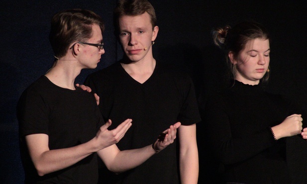 Grupy teatralne poruszają tematy ważne, ponadczasowe, często dotykające sfery duchowej, i udowadniają, że współczesna sztuka nie musi być wulgarna, by była atrakcyjna.
