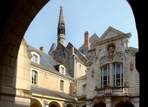 Klasztor benedyktynów w Solesmes we Francji.