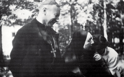 Kard. Stefan Wyszyński z matką Różą Elżbietą Czacką w Laskach.