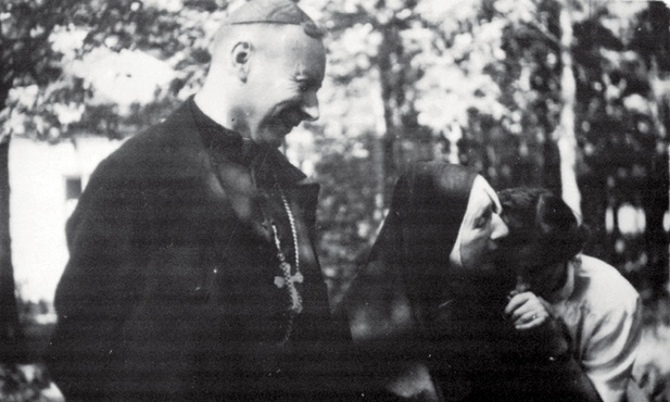 Kard. Stefan Wyszyński z matką Różą Elżbietą Czacką w Laskach.