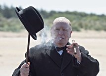 Kapitalną kreację tytułowego bohatera stworzył Brian Cox.