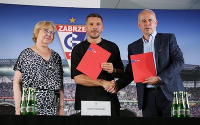 Zabrze. Kibice Górnika powitali na stadionie Łukasza Podolskiego