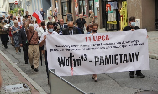 Ukrzyżowany na drzwiach własnego kościoła