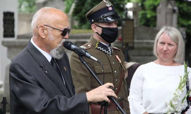 Ukrzyżowany na drzwiach własnego kościoła