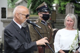 Ukrzyżowany na drzwiach własnego kościoła