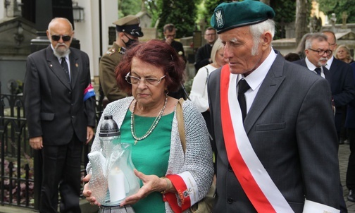 Ukrzyżowany na drzwiach własnego kościoła