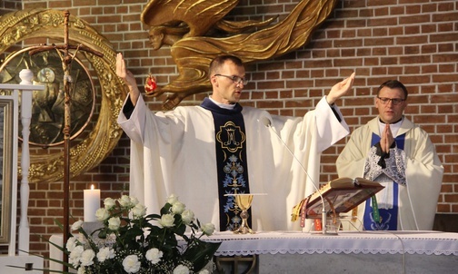 Ukrzyżowany na drzwiach własnego kościoła