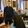 Przy szachownicach zasiadło 32 zawodników i zawodniczek.