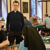 Przy szachownicach zasiadło 32 zawodników i zawodniczek.