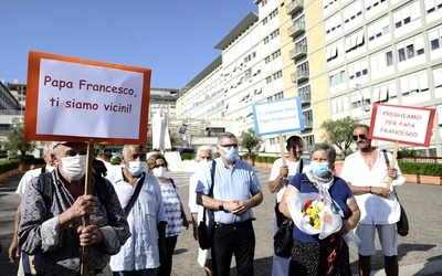Ubodzy modlili się przed szpitalnym oknem papieża